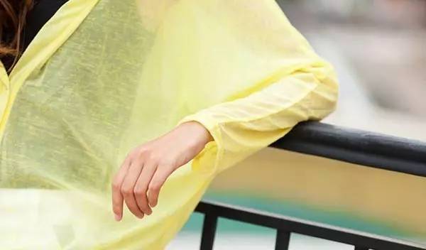 好奇心日报 | 天气越来越热，穿浅色衣服更凉快？