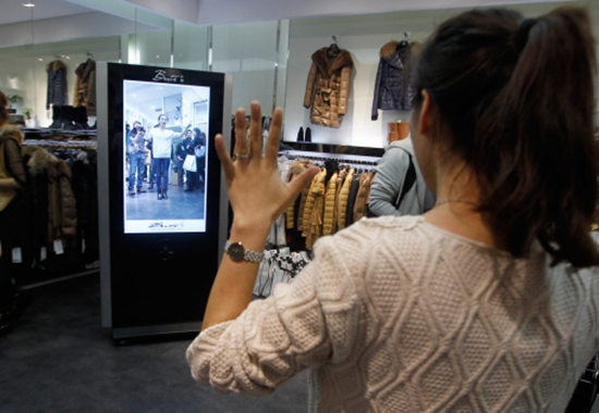 早在2011年，浙江海宁皮革城就率先引入了虚拟试衣系统。不过当时的技术还比较平面化。