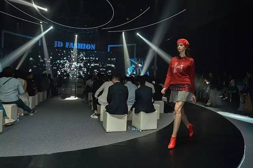 对此，京东商城时尚事业部总裁丁霞也认为：“中国消费者对于高端时尚品牌需求的不断提升，促使京东时尚的首要任务就是为我们的用户引入更多全球最优秀的设计力量。”