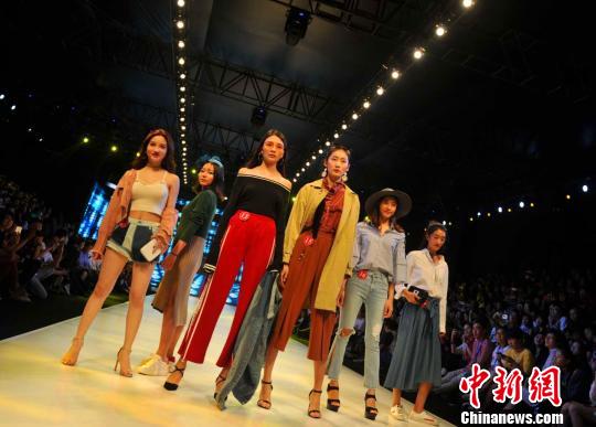 图为雄安国际服装文化节期间,模特进行服装展示。 韩冰 摄 图为雄安国际服装文化节期间,模特进行服装展示。 韩冰 摄