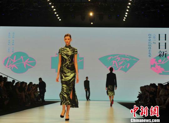 图为雄安国际服装文化节期间，模特进行中式旗袍展示。　韩冰 摄