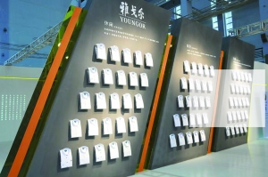 雅戈尔开始加速回归主业。日前,雅戈尔集团股份有限公司(以下简称“雅戈尔”)宣布,将加大对旗下主打美式休闲的哈特马克斯品牌的投入。这被业内视为继去年底提出“五年再造一个雅戈尔”之后,雅戈尔回归主业的一大动作。近年来,雅戈尔俨然成为了一家拥有较大规模服装业务的投资公司。不过,业内认为,在投资和房地产收益均在减少的背景下,回归服装主业成为雅戈尔的当务之急。