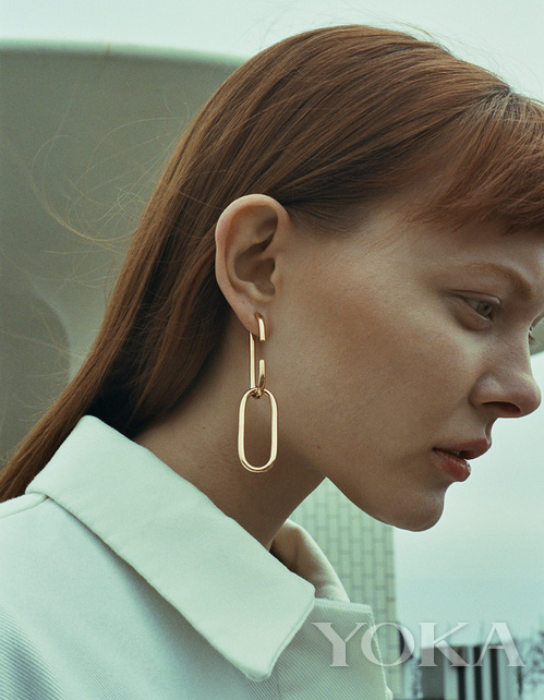 锁链状耳环，图片来自Vogue France。