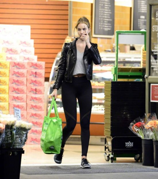 Rosie Huntington-Whiteley 当地时间2017年12月31日在洛杉矶 Whole Foods 购物的街拍。身穿的是Saint Laurent 黑色皮衣，配戴的是Cubitts 墨镜，脚穿Nike